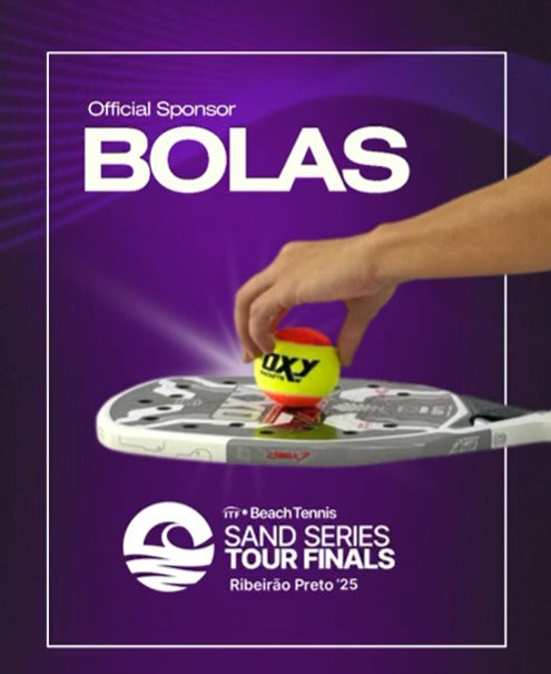 flyer comunicando que a oxy rackets é patrocinador oficial de bolas para o sand series tour finals, há uma mão segurando uma bolinha da oxy em cima de uma raquete de beach tennis